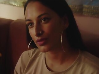 布鲁内特在情色幻想中把自己献给印度时装设计师