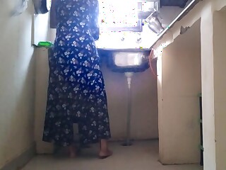 热情好客的邻居在厨房里帮助治疗癌症