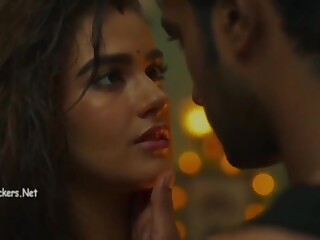 Morena Gita apaixonadamente se entrega na cama romance