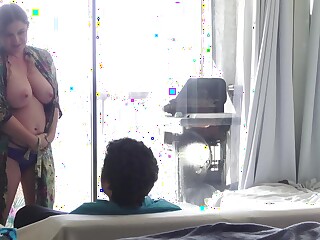 Peituda dona de casa seduz o inquilino em uma foda