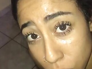 脏婊子被口水泼到脸上，兴奋不已