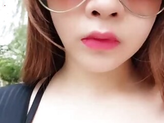 Ein Perverser aus Shanghai hat Sex mit einem Dildo mitten im Park