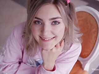 Kluges Mädchen bezahlte ihren Kaffee in Naturalien, indem sie den Schwanz des Kellners lutschte