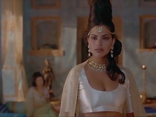 Nackte Indira Varma in einer Auswahl von erotischen Szenen