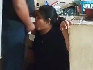 Ein bolivianischer Ehemann betrügt seine Frau mit seinem Kindermädchen in der Küche.