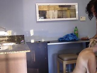 丈夫出差时，大胸妻子在厨房被邻居操得死去活来