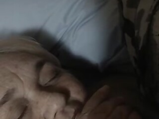 Meine alte Nachbarin hat schon lange keinen Schwanz mehr in ihrem Mund gehabt.