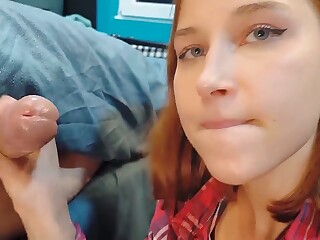 Ele está a dormir e ela está a chupá-lo! Que rapariga ruiva! A puta ruiva chupou a pila de um tipo a dormir e teve o esperma que queria.