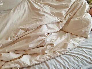 minha esposa ainda está dormindo, e eu já quero sexo matinal