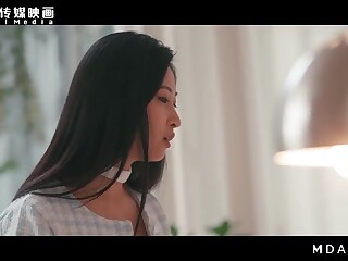 Pornô asiático com peitos naturais enormes e foda bruta