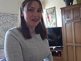 Milf britânica mija e leva creampie no cuzinho
