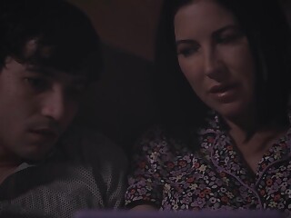 Brooke barclays milf follada mientras ven porno