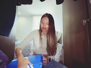 esposa latina trai o marido fodendo com amiga no quarto