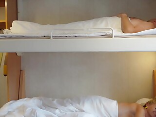 Milf loira se masturba com vibrador embaixo da beliche