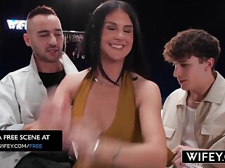 Sienna Rae leva dupla penetração enquanto o marido assiste